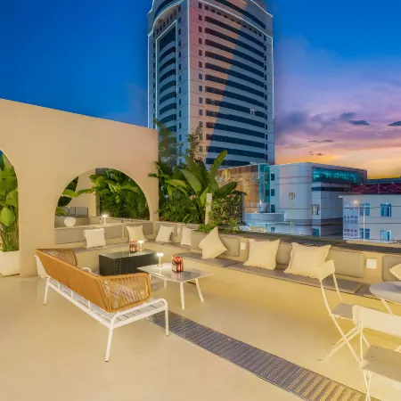 Nuonuo ROOF Rizmila Hotel (Kunming Nanping Pedestrian Street Jiaosanqiao Subway Station)