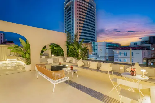 Nuonuo ROOF Rizmila Hotel (Kunming Nanping Pedestrian Street Jiaosanqiao Subway Station)