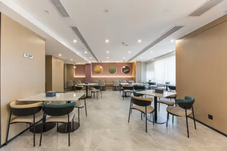 Ni Hao Hotel (Yichun Drum Tower Pedestrian Street Runda International) Отели рядом с достопримечательностью «Yichun Child Normal College (New Campus)»