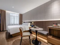 Homeinn Plus Hotel (Shanghai Lujiazui Mall Road Subway Station) Hotels near Lujiazui
