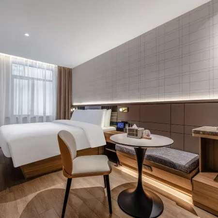 Homeinn Plus Hotel (Shanghai Lujiazui Mall Road Subway Station)