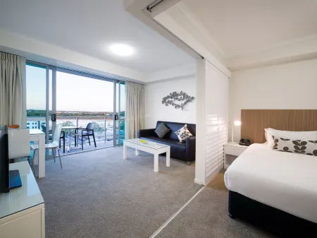 Oaks Mackay Rivermarque Hotel Отели в г. Маккай