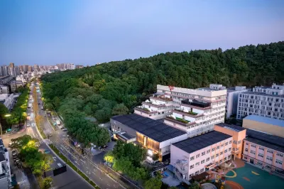 Radisson Blu Man Hotel Linping Các khách sạn gần Zhejiang Radio & TV University Linping Campus