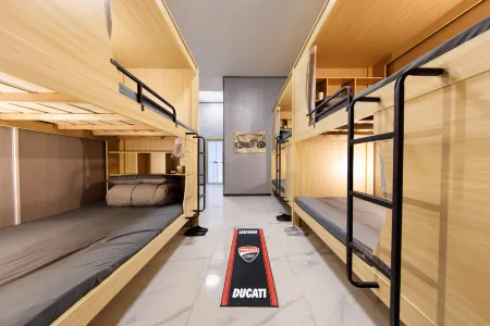 Xiaolv Locomotive Hot Spring Youth Hostel (Wuyuan Niujie Branch)