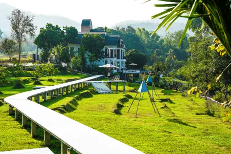 Buraphat Resort Отели рядом с достопримечательностью «Wat Cham PI»