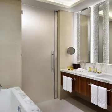 Marriott Hotel Downtown Abu Dhabi Отели рядом с достопримечательностью «Дворец Al Manhal»