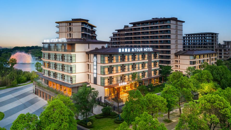 Atour Hotel Emeishan Station Exiu Lake