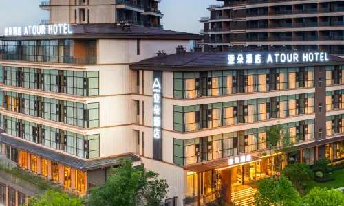 Atour Hotel Emeishan Railway Station Exiu Lake