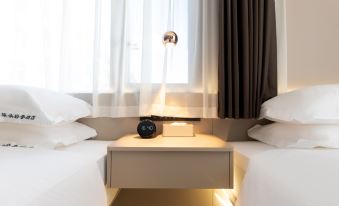 Qiduo Light Luxury Hotel (Beihai High-Speed Railway Station Ocean Window)