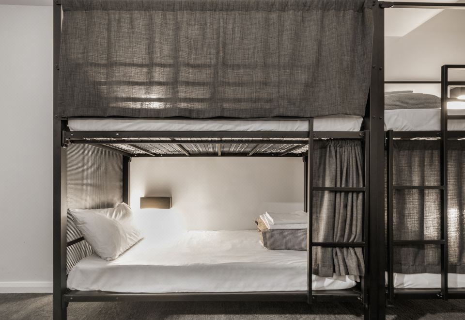 시드니 센트럴 YHA의 실내 수영장 전경