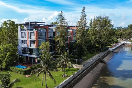 Sandbox beachfront villa2 Отели рядом с достопримечательностью «Paradise Ocean View Condominium»