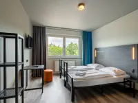 a&o Berlin Kolumbus Отели рядом с достопримечательностью «Ледовая арена Wellblechpalast»