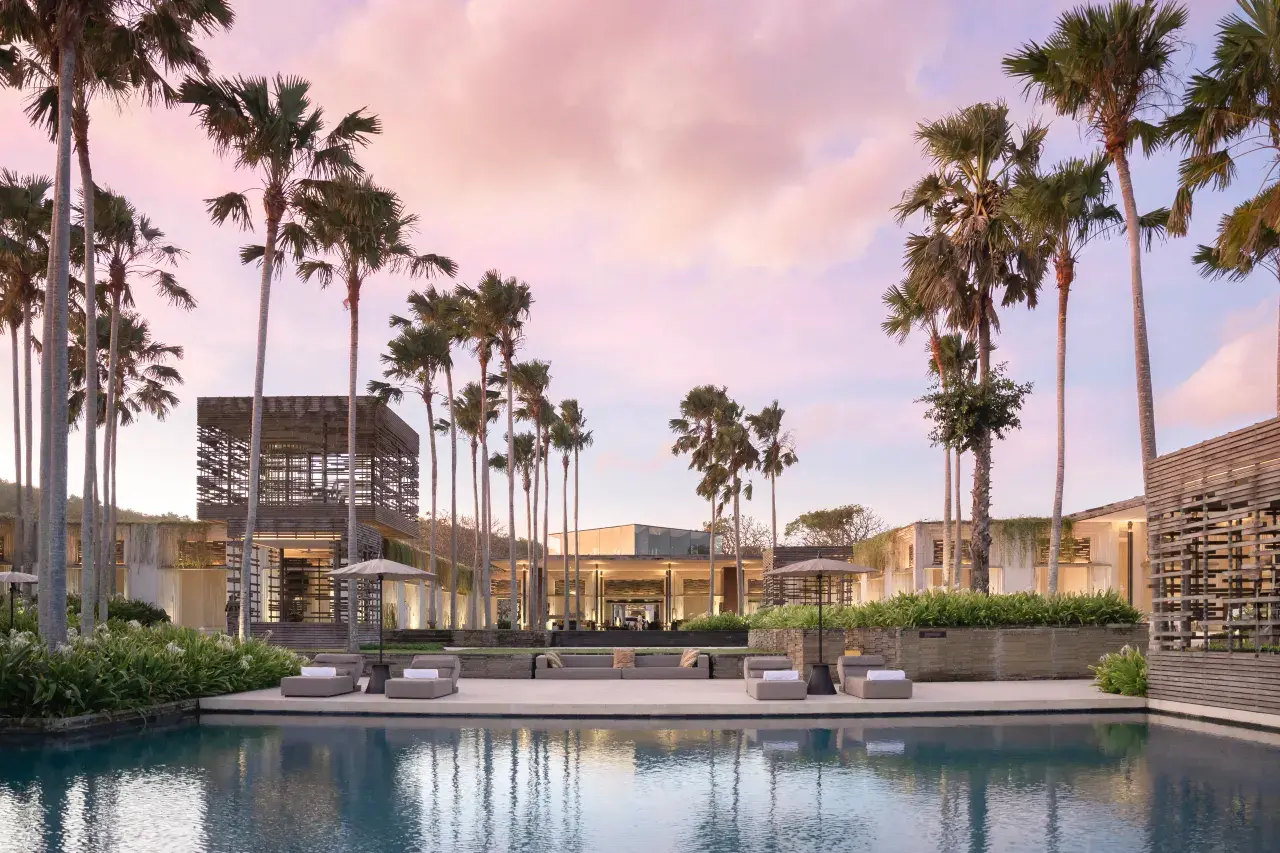 바다와 맞닿은 메인 인피니티 풀