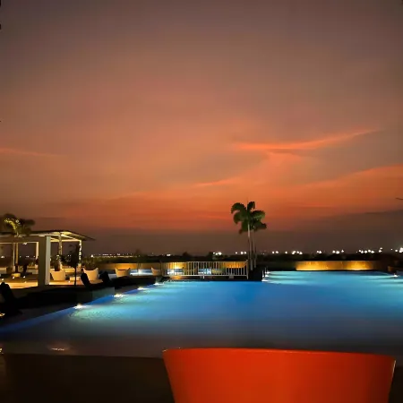 Luxurious Modern Cozy Manila Bayview Pool View 1 2 3 Bedrooms Near Manila Airports Okada Solaire MOA