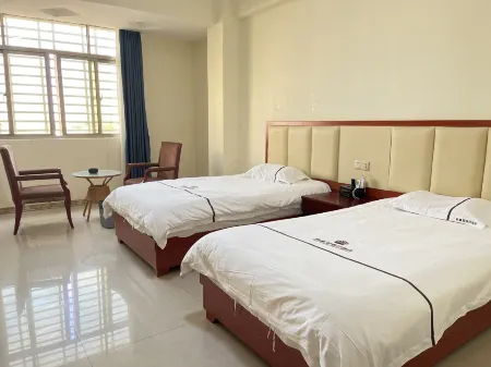 Liguo New Crown Holiday Hotel Отели рядом со станцией Ledong Railway Station