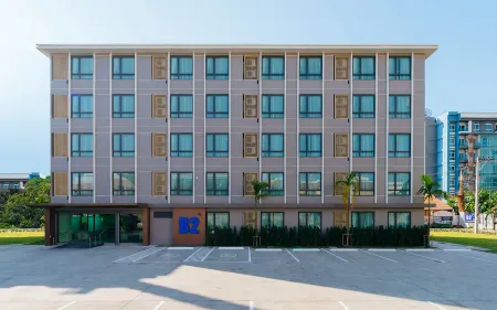 B2 Grand Nimman Premier Hotel Отели рядом с достопримечательностью «Huaykaew Road»
