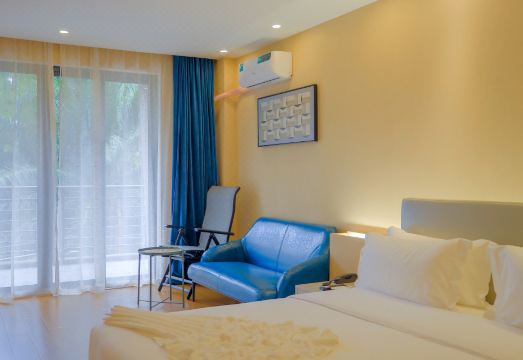 Harmony Hotel의 깔끔한 객실 내부 전경