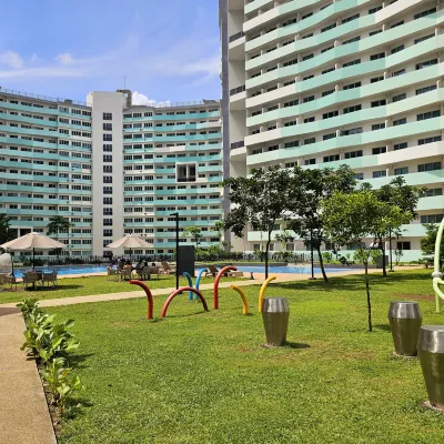 Acellyne's Suites @ The Residences at Commonwealth by Century SM シティ フェアビュー周辺のホテル
