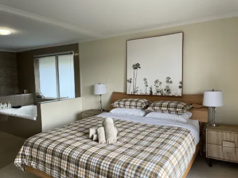 Hobart Bay Sunrise House--Rare Aurora Viewing Opportunities