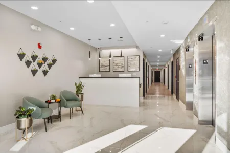 4211 Suites Отели рядом с достопримечательностью «Powel House»