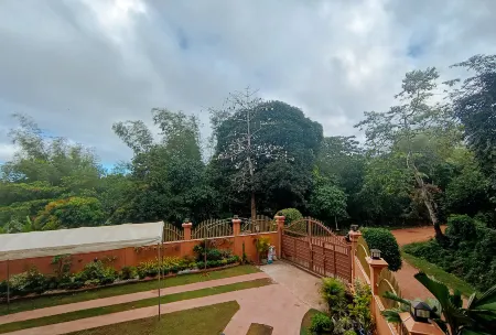 RedDoorz @ Southern Suites Guimaras Отели рядом с достопримечательностью «Траппист Монастери»