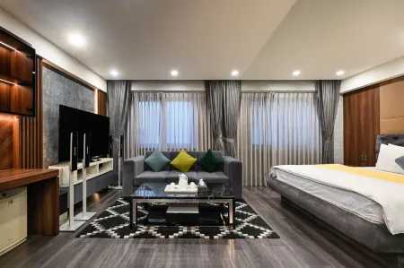 The Moon 1 Hotel Отели рядом с достопримечательностью «Le Thi Rieng Culture Park»