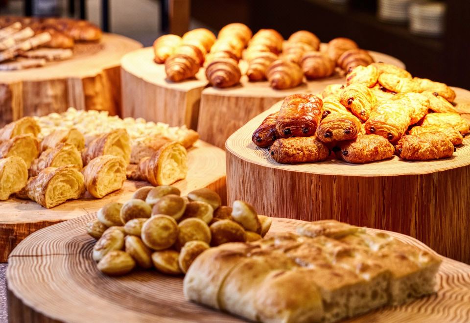 5. 로열 파인즈 호..