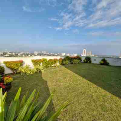 Luxury Spacious Ensuite in The Capital City Hotel Exterior