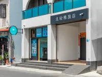 Polar Bear B&B Hotels near Lambai Island