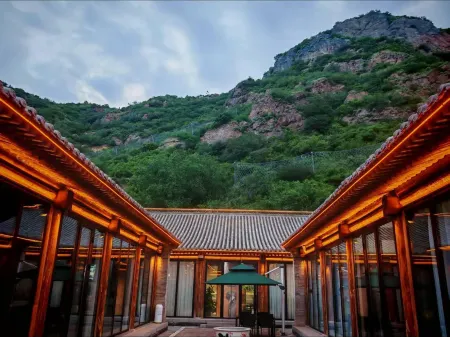 Jingmen Academy Homestay Отели рядом с достопримечательностью «Zhangjiakoubao Sceneic Area»