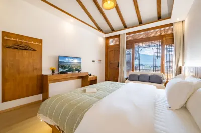 Shaxi Ancient Town Suju Homestay Отели рядом с достопримечательностью «Stage at Square Street»