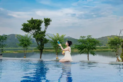 Yiyi Pushé · Lakeside Starry Sky Swimming Pool Vacation Apartment