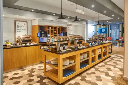 Satelinn Moscow Khovrino (Сателинн Москва Ховрино бывш. Холидей Инн Экспресс  Ховрино) Отели рядом с достопримечательностью «Скульптурный ансамбль «Знаки Зодиака»»