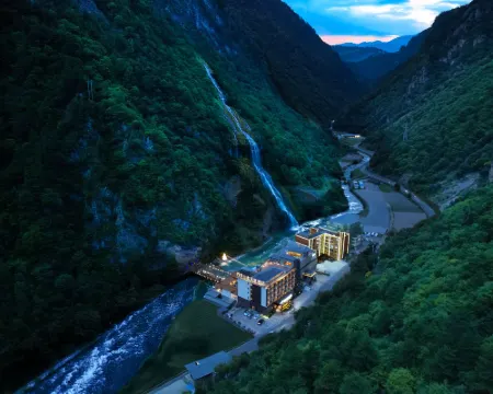 BIPENG SEASONSPRING RESORT Hotels in Li County