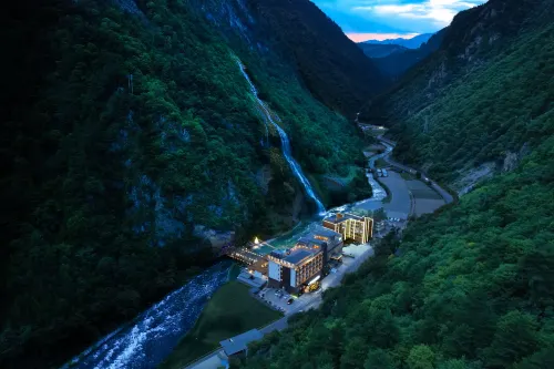 BIPENG SEASONSPRING RESORT Hotels in Li County