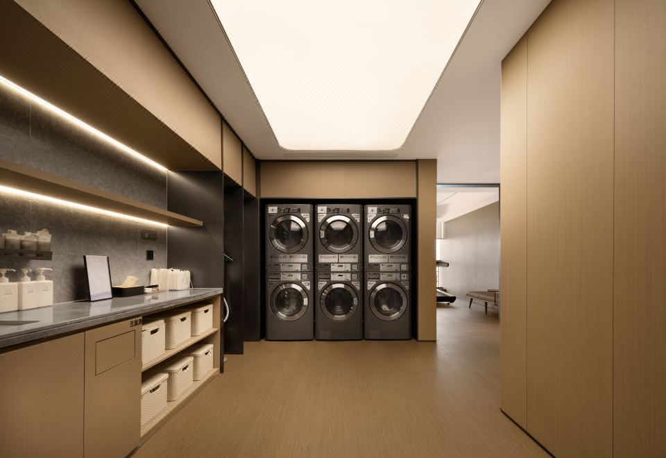 세븐 오클락 호텔의 조식 뷔페 공간