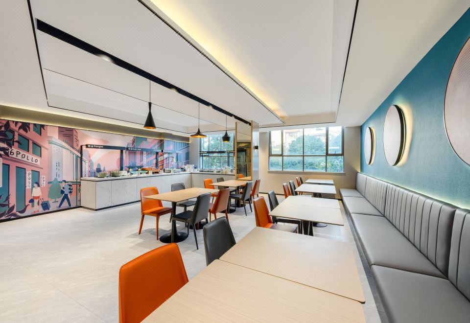 City Comfort Inn 호텔의 깨끗한 객실 또는 현대적인 복도 이미지