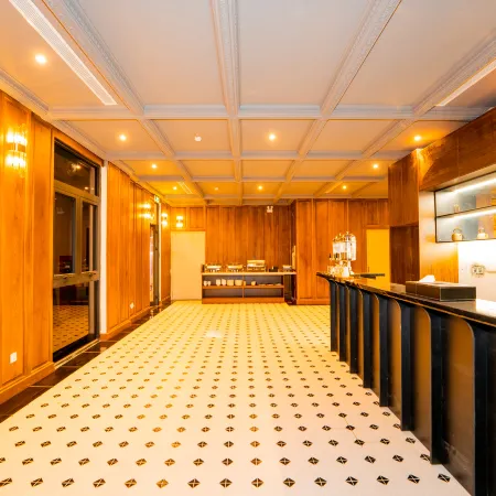 Grand Bay Hotel Отели рядом с достопримечательностью «Van beach»