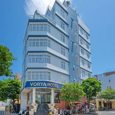 VORYA HOTEL DANANG BEACH Отели рядом с достопримечательностью «Marble Moutain»
