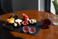 Li Jiang Lu Ming Heights Hotel, Free Coffee, WI-FI, Self-service Laundry & Drying