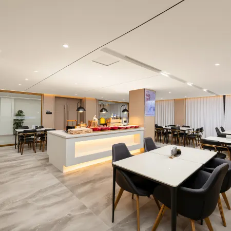 Wanda Yue Hotel (Pingtan Station Night Market, Longwangtou Beach)