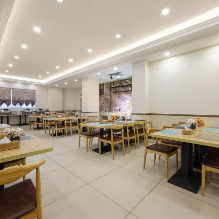 Vienna Hotel (Yulin Pedestrian Street)