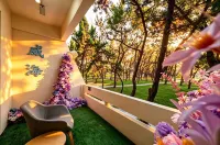 Moonlight Seaside Garden Hotel (Huanhai Road Putao Beach Seawater Bathing Area) - parking
