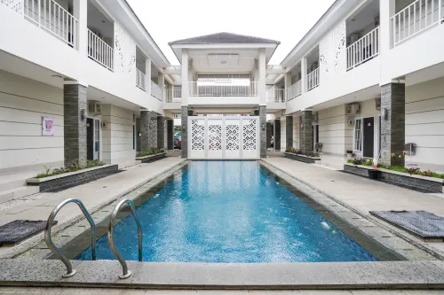 Dzawani Syariah Rajawali Near Pakuwon Mall RedPartner - Hostels