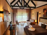 The Crow's Nest Resort - parking