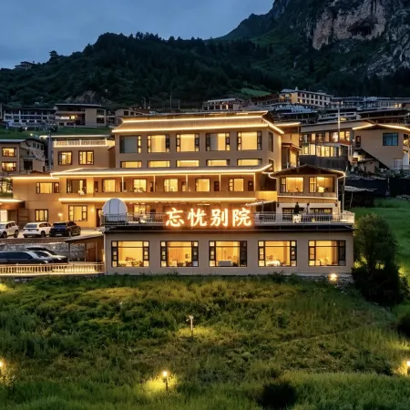 Lotus Forget-Worry Lodge · Facing Main Peak with Sunrise View (Zagana Scenic Area Branch)