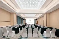 Vienna International Hotel (Tunchang Jiefang Road Branch) - parking