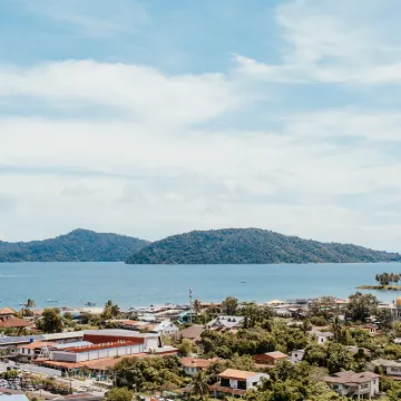 The Aru by Ayuhouz Hotel dekat Tanjung Aru Beach
