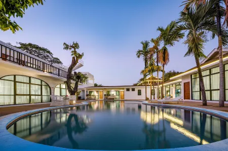 H Flora Hotel Отели рядом с достопримечательностью «Roitawarabarn Baandhawalai - Porter house»