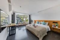 Secluded Living · Mountains and Seas - Kolam Renang